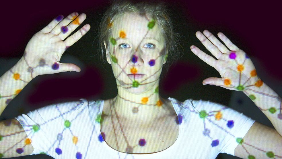 Wer an seinem Netzwerk webt, kommt oft nicht ohne sie aus - die Schmeichelei. Foto: imago stock&people