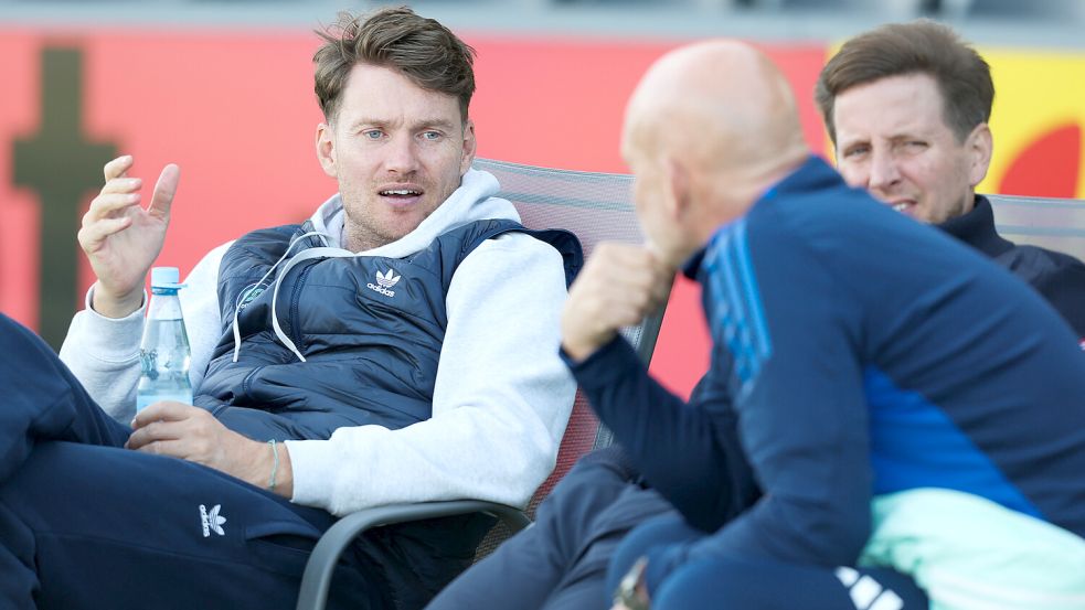 Henning Rießelmann (links) sieht Kickers noch nicht so weit, sich für die Dritte Liga zu bewerben. Foto: Doden/Emden