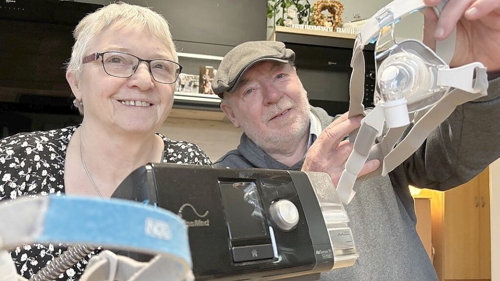 Die Geräte, die man heute bei Schlafapnoe verwendet, sind klein und sehr leise, sagen Anna Groen und Gerhard Reis. Foto: Kubassa