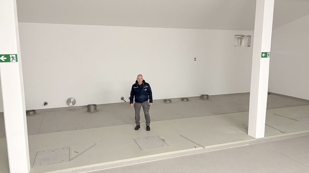 Frank Schönball zeigt den künftigen Kaskadenraum. Foto: Ferber