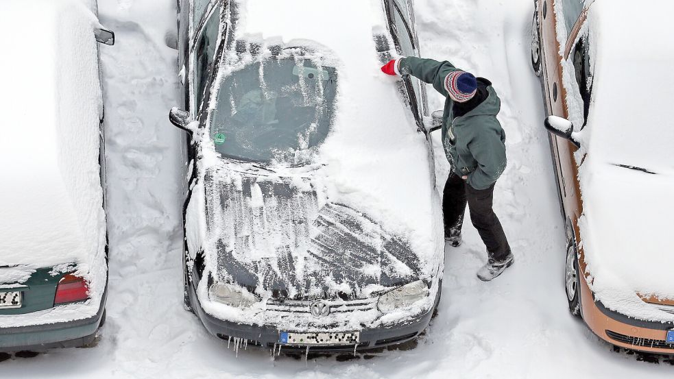 In der eisigen Kälte hält sich so mancher Irrtum zum Enteisen des Autos ganz hervorragend. Foto: DPA/Jan Woitas