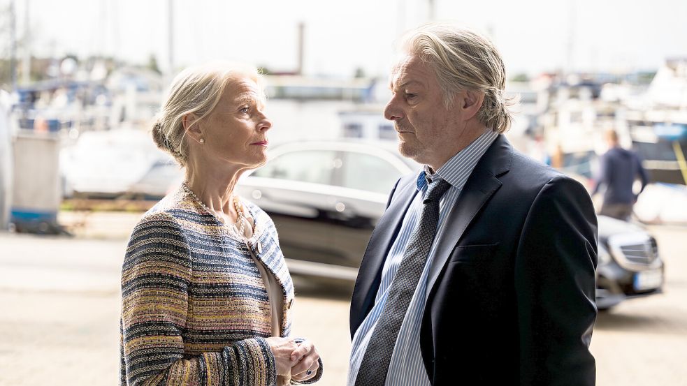 Die Werfteigentümer Barbara (Corinna Kirchhoff) und Henning Nittum (Max Herbrechter) stehen kurz vor einer Präsentation, die ihr Lebenswerk krönen könnte. Foto: ZDF/Michael Kötschau
