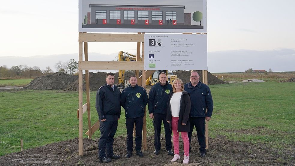 Baustart in Greetsiel: Michael Siebelds (von links), André Klose, Jörg Wybrands, Bürgermeisterin Hilke Looden sowie Gemeindebrandmeister Jan Jürgen Lüpkes. Foto: Gemeinde Krummhörn