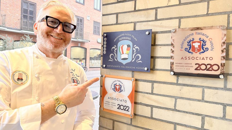 Santino hat bereits mehrere Auszeichnungen. Auf die jüngste ist er besonders stolz. Sie prämiert die Authentizität seiner italienischen Küche. Foto: Tomé