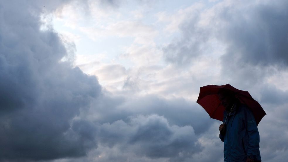 Unbeständig und immer wieder Regen: Ein Schirm sollte aktuell ein ständiger Begleiter im Freien sein. Foto: dpa/Marten Gerken