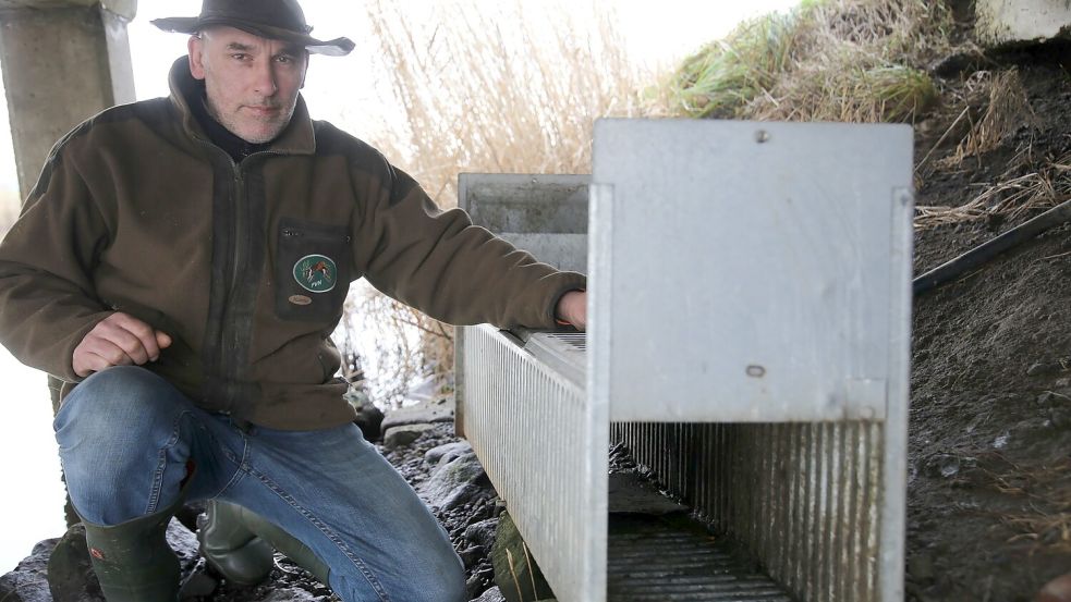 Hero Schulte aus St. Georgiwold zeigt eine Lebendfalle, in der er Nutrias fängt. Getötet werden die Tiere durch einen gezielten Schuss in den Kopf. Foto: Schulte