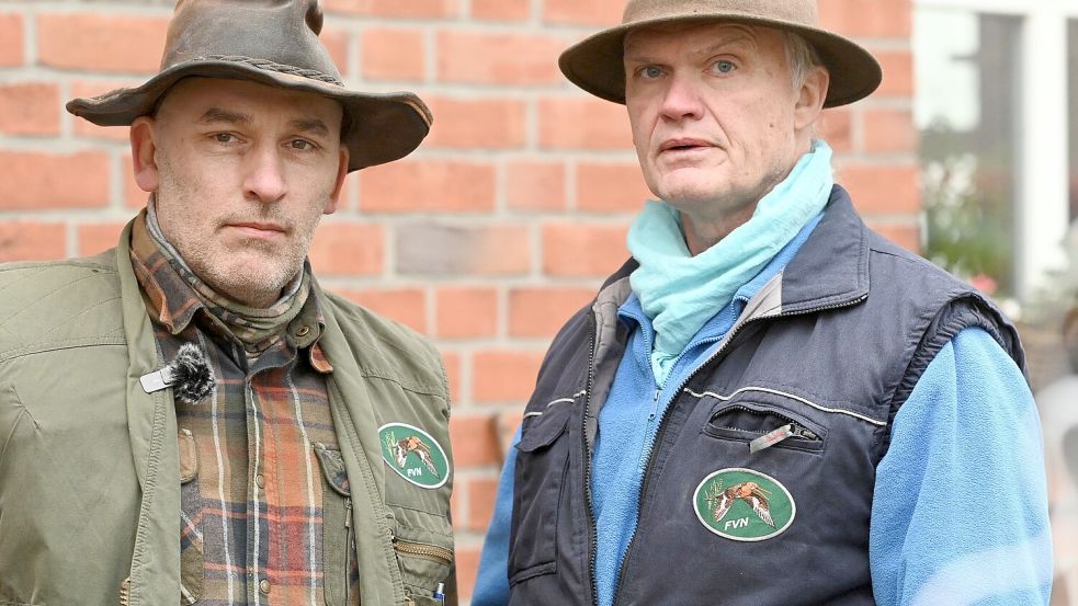 Dr. Hansjörg Heeren (rechts) und Hero Schulte, 1. und 2. Vorsitzender des Friesischen Verbands für Naturschutz (FVN), wollen, dass die Fallen den Jägern künftig von den Jagdgenossenschaften zur Verfügung gestellt werden. Bislang würden die Jäger die Fallen, die zwischen 150 und 170 Euro kosten, meist aus eigener Taschen zahlen. Foto: Schulte