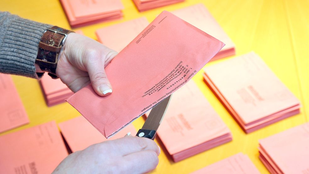 Aufwendig: Jeder einzelne Brief muss geöffnet werden. Foto: Bahlo/dpa