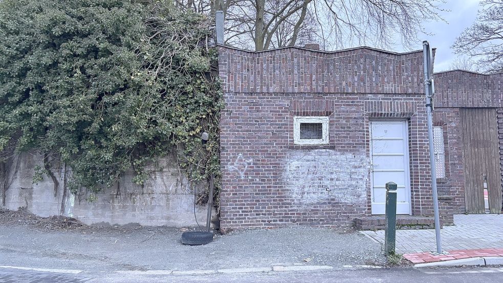 Grundmauern gesichert, Sanierung steht noch aus: der Kiosk an der Nordertorstraße. Foto: Schuurman