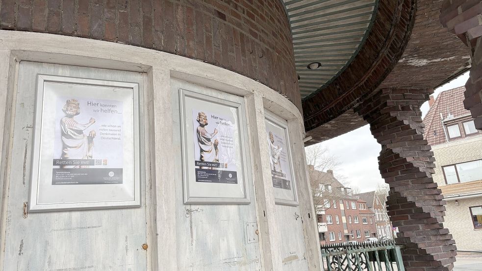 In Position: Die Deutsche Stiftung Denkmalschutz wirbt am Chinesentempel für die Baurettung. Foto: Schuurman
