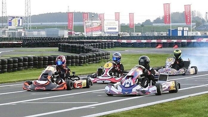 Mit seinem Kart fährt Nathanael Weigend (vorne rechts) mit bis zu 130 Stundenkilometer schnell. Foto: Privat