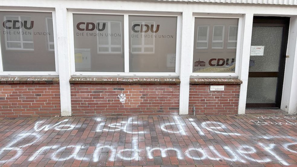 "Wo ist die Brandmauer?" steht auf dem Fußweg vor dem CDU-Büro.