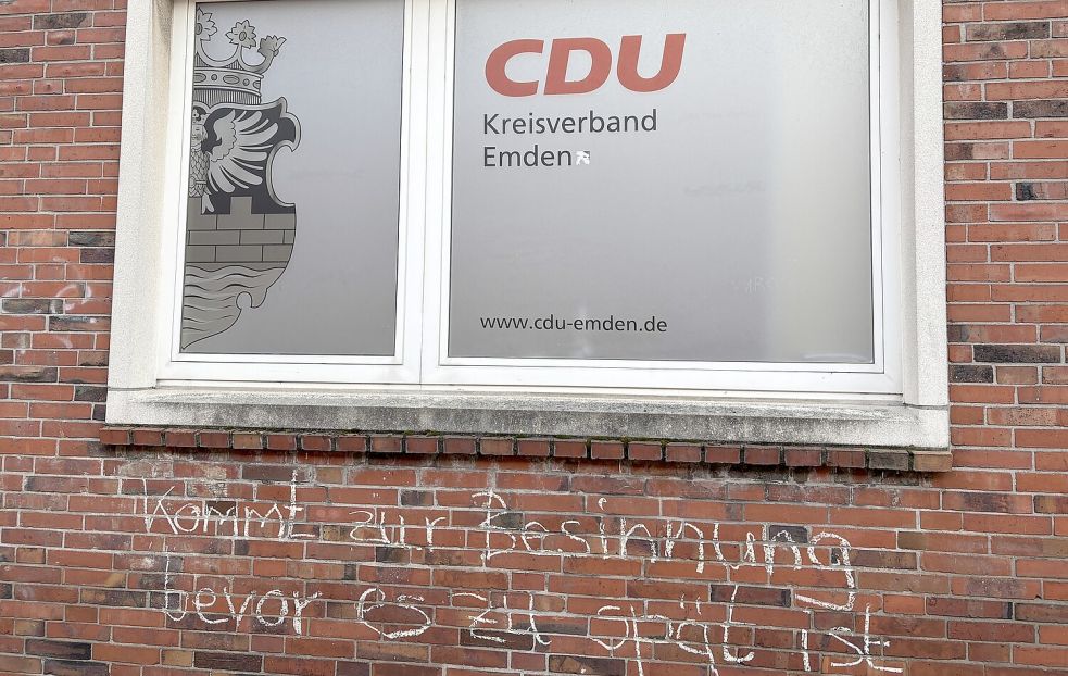"Kommt zur Besinnung, bevor es zu spät ist", ist auf die Mauer geschrieben worden.