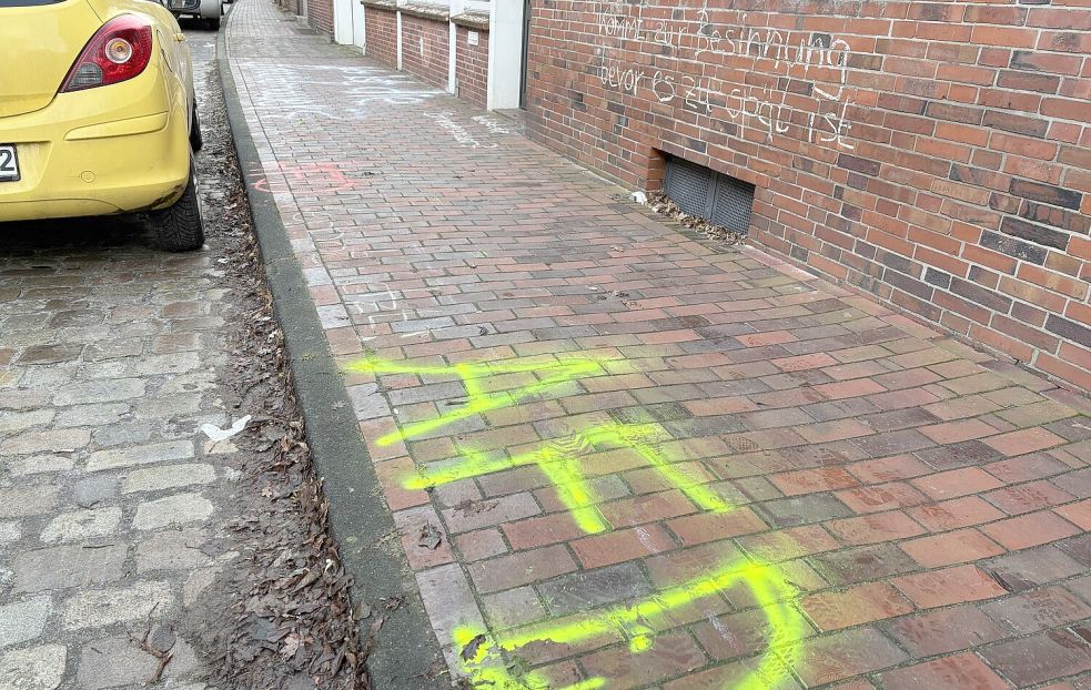 "AfD" steht auch auf dem Fußweg vor dem CDU-Büro.