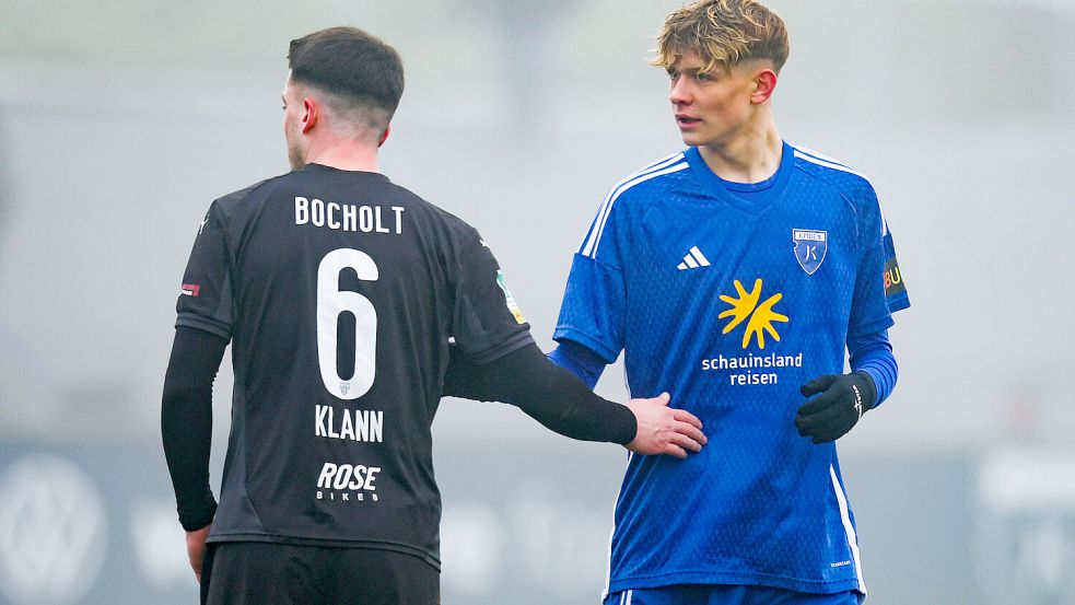 Für Sönke Kroon (rechts) geht es mit der A-Jugend wieder um Meisterschaftspunkte. Foto: Doden/Emden