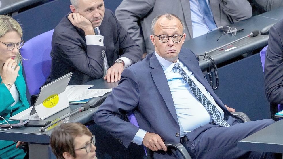 Friedrich Merz, CDU-Bundesvorsitzender und Kanzlerkandidat der Union, sitzt nach der Abstimmung im Bundestag. Foto: Nietfeld/dpa