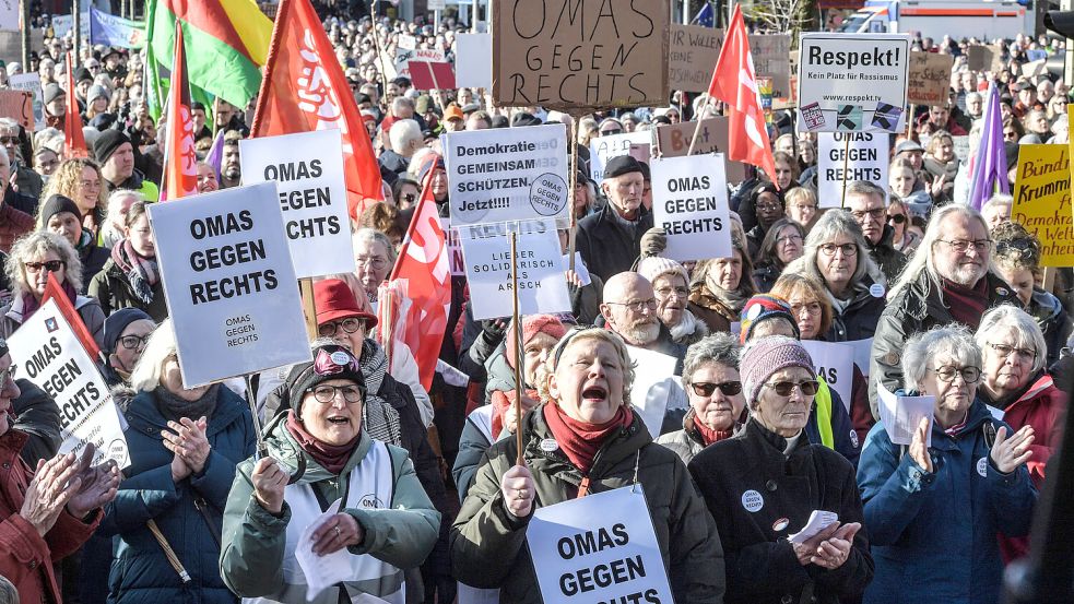 Die Omas gegen rechts aus Emden waren bei der Demo gegen Rechtsextremismus im Januar 2024 vorne mit dabei. Foto: Ortgies/Archiv