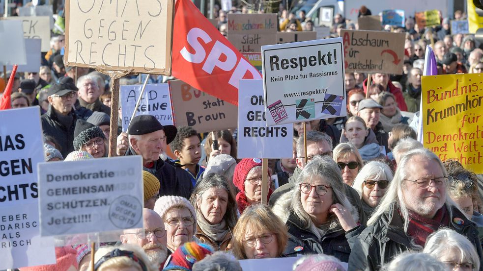 Viele Schilder mit klaren Ansagen bei der Demo gegen Rechtsextremismus in Emden im Januar 2024. Foto: Ortgies/Archiv