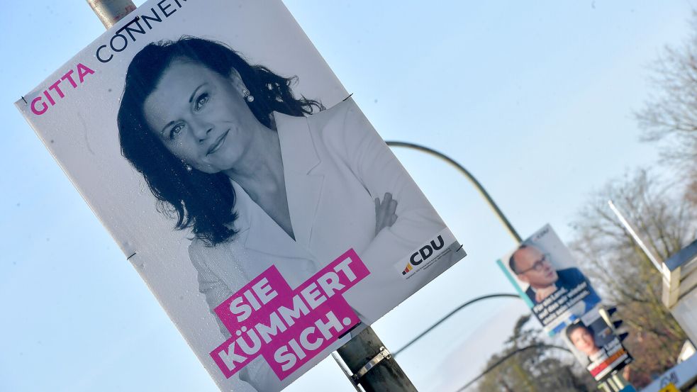 Entlang der Straßen in Ostfriesland sind die Laternen mit den Kandidatenporträts vollgehängt. Neben den Polit-Promis werben auch die hiesigen Bewerber um Stimmen. Foto: Ortgies