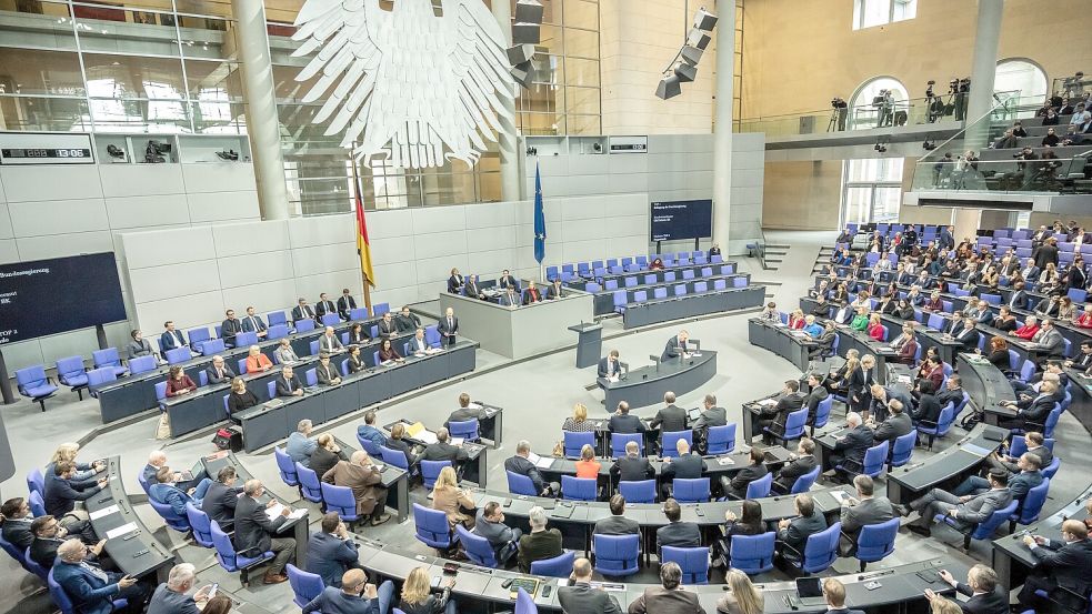 Der voll besetzte Plenarsaal des Deutschen Bundestags: Im neuen Bundestag wird das Parlament aus maximal 630 Abgeordneten bestehen. Foto: Michael Kappeler/dpa