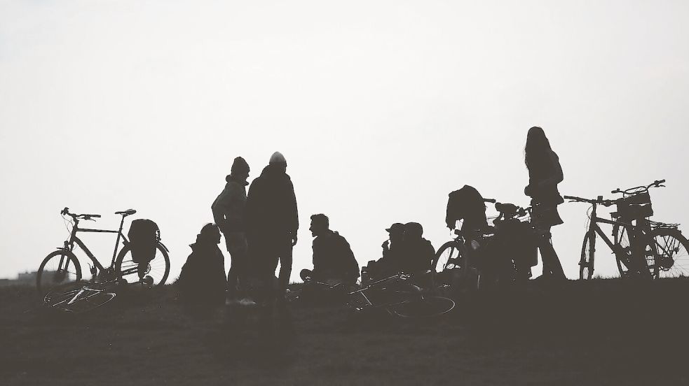 Können Kinder und Jugendliche in Moormerland mehr unternehmen als draußen abzuhängen? Ideen dafür sollen bei einer Jugendkonferenz gefunden werden. Foto: Fernando Gutierrez-Juarez/dpa