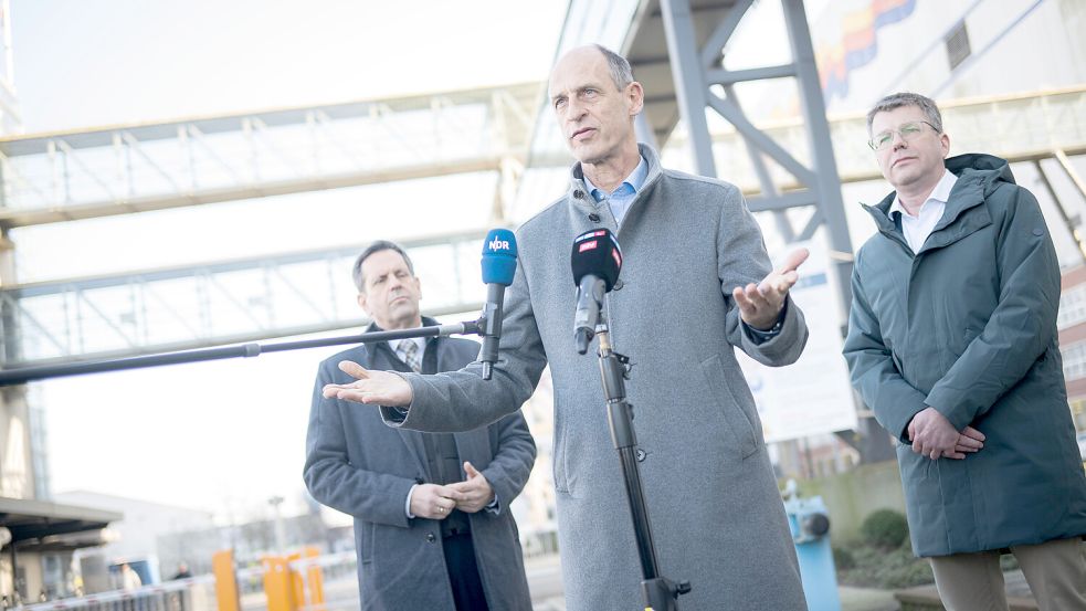 Olaf Lies (SPD, links), Wirtschaftsminister von Niedersachsen, Klaus Richter (Mitte), designierter Aufsichtsratsvorsitzender und Heiko Messerschmidt, designiertes Aufsichtsratsmitglied der Meyer Werft, geben vor dem Werftgelände ein Pressestatement. Foto: Schuldt/DPA