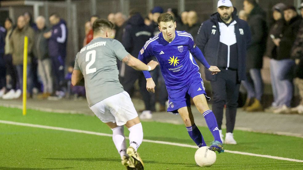 Rund 50 Zuschauer verfolgten das Spiel zwischen BW Borssum (links Peter Südhoff) und Kickers Emden (am Ball Julian Stöhr).