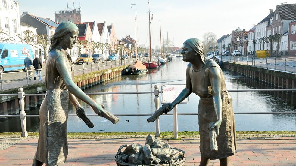 Der Alte Hafen von Weener ist ein beliebtes Ziel. Im Hintergrund links ist das Getreidesilo zu sehen. Foto: Wolters