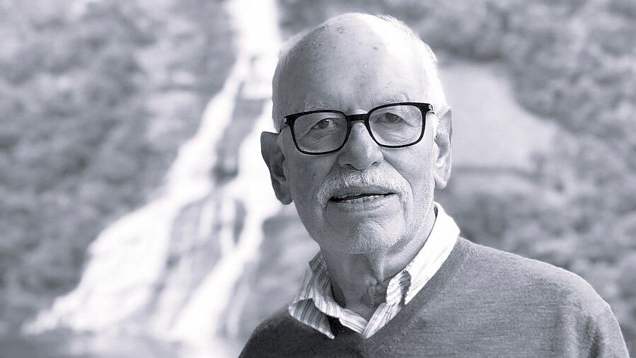Dieses Foto mit Dr. Carl Ulfert Stegmann (links) entstand einen Tag vor seinem 70. Geburtstag. Mit ihm auf dem Bild ist der frühere Auricher Landrat Harm-Uwe Weber zu sehen. Foto: privat
