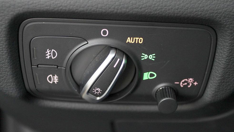 Nebelscheinwerfer und Nebelschlussleuchte: Wann wir diese als Autofahrer einschalten sollten und wann nicht. Foto: Imago images/Sebastian Geisler