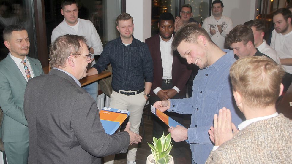 Christian Land (vorne links) bei der jüngsten Zertifikatsübergabe für den Ausbildereignungsschein. Foto: Ferber