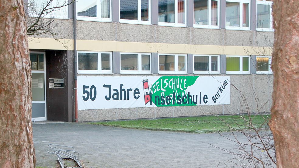 Die Inselschule sollte längst eine renovierte Fassade bekommen. Foto: Ferber