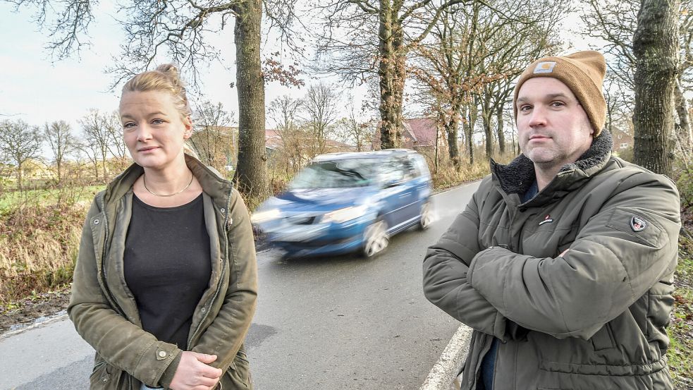 Birte Menzi (42) und Michael Bünting (42) ärgern sich über den Verkehr auf dem Moorlager Weg. Foto: Ortgies