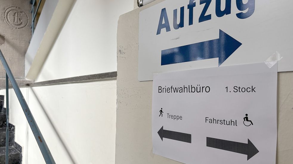 Leicht zu erreichen: das Briefwahlbüro im Emder Verwaltungsgebäude II. Foto: Schuurman