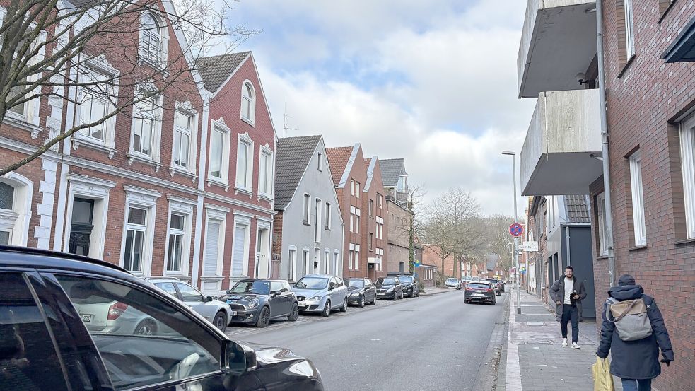 An der Boltentorstraße parken immer viele Autofahrer. Im ganzen Viertel soll das Parken als Erstes kostenpflichtig werden. Foto: Hanssen