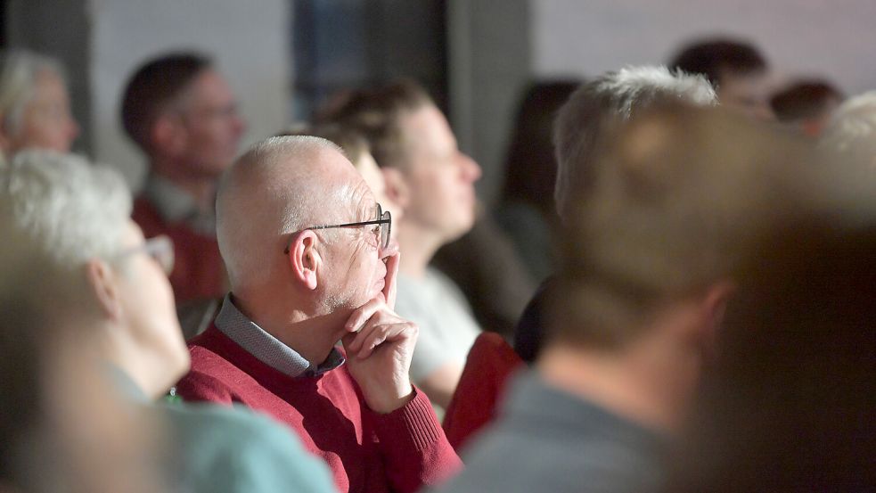 Die Besucher hörten interessiert zu. Foto: Ortgies