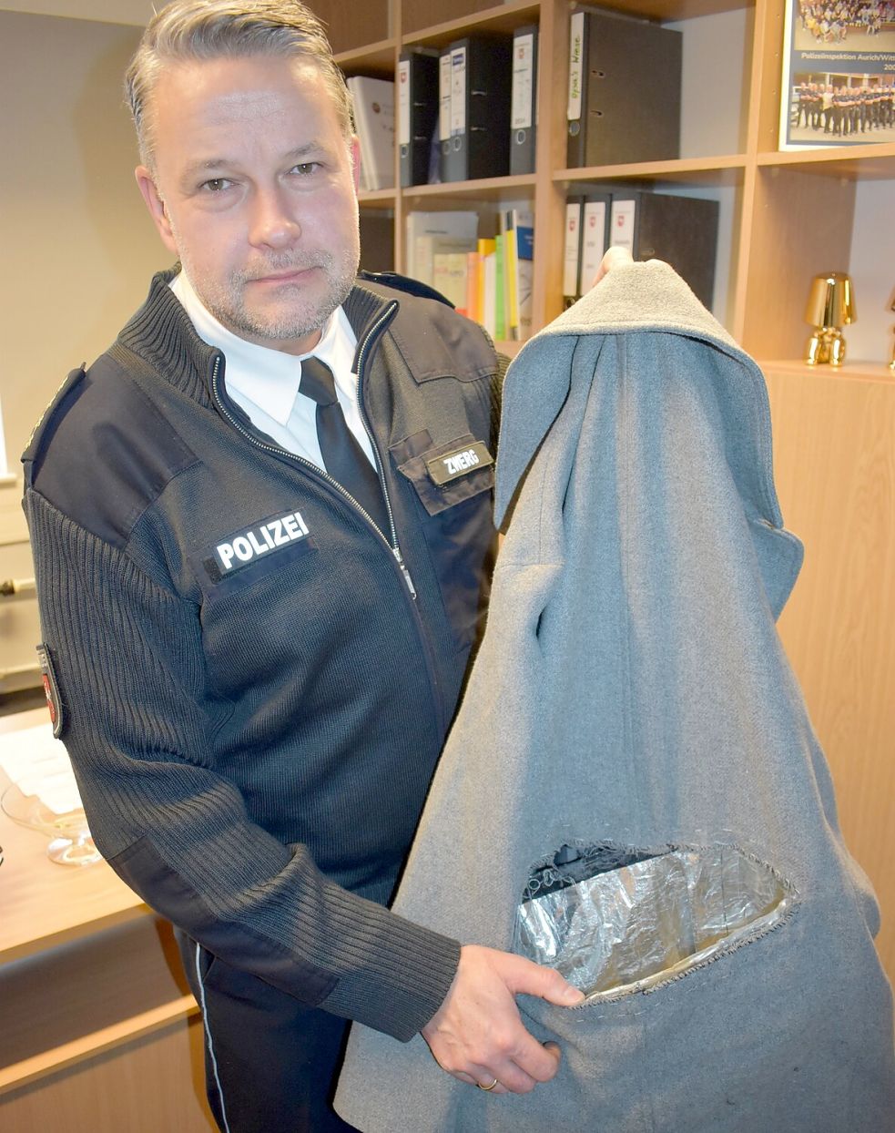 Polizeichef Stephan Zwerg zeigt einen manipulierten Mantel, der Dieben das Handwerk erleichtert. Foto: Hochmann