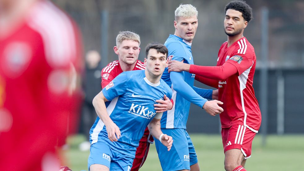 Meppens Stürmer Marek Janssen (Zweiter von rechts) bekam im Test gegen Kickers viel Spielzeit. Hier erwartet er im Zweikampf mit David Kébé einen Standard. Foto: Doden, Emden