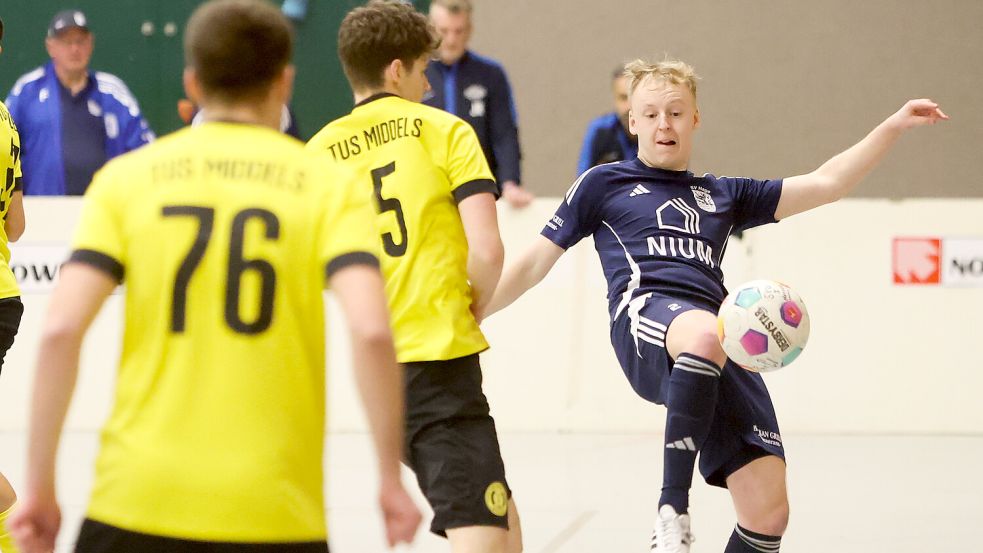 Der SV Hage (rechts Derk de Vries) spielte ein starkes Turnier und feierte zum Schluss zwei Kantersiege. Fotos: Doden