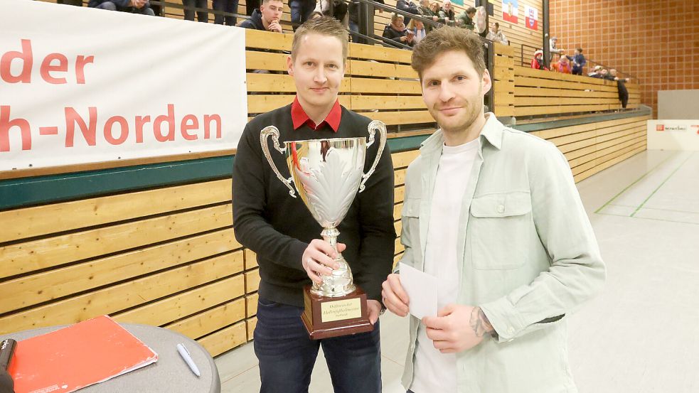 Firrels Reinhard Grotlüschen (rechts) nahm den Siegerpokal von Christian Klapproth (Sparkasse) in Empfang.