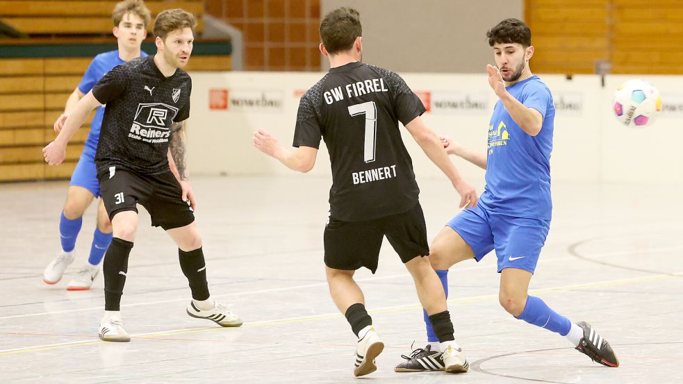 Reinhard Grotlüschen (links im schwarzen Trikot) und Julian Bennert (rechts im schwarzen Trikot) führten Firrel zum Turniersieg. Foto: Doden, Emden
