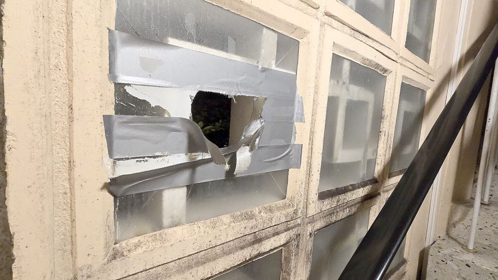 Im Dezember 2024 war das provisorische Klebeband an der Fensterscheibe im Fluchttreppenhaus der TGG-Aula gerissen. Mittlerweile ist es wieder zugeklebt. Foto: Bothe