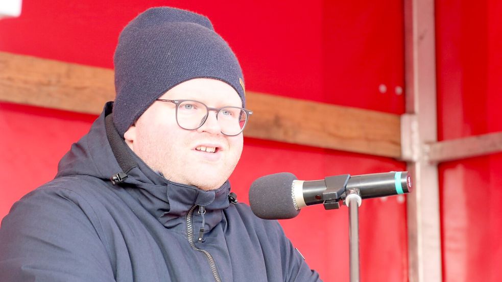 Hannes Langer hielt eine Rede und führte bei der Kundgebung durch das Programm. Foto: Böning
