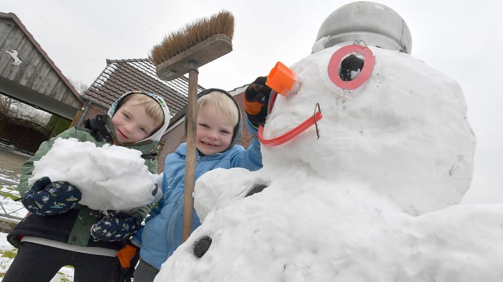 Ebbe (links) und Till haben am Dienstag einen Schneemann gebaut. Die Zwillinge sind sechs Jahre alt und kommen aus Deternerlehe. Foto: Ortgies
