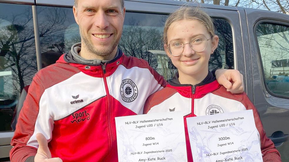 Da gab es den Daumen hoch von Trainer Jan-Hendrik Hans: Amy-Kate Ruck wurde zweifache Landesmeisterin. Foto: SV Großefehn