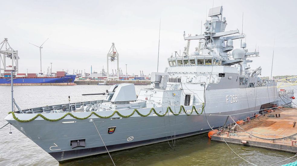 Am 5. Mai 2024 wurde die neue Korvette „Emden“ in Hamburg getauft. Auch Emdens Oberbürgermeister Tim Kruithoff war dafür vor Ort. Dieses Foto ist dort aufgenommen worden. Foto: Bundeswehr