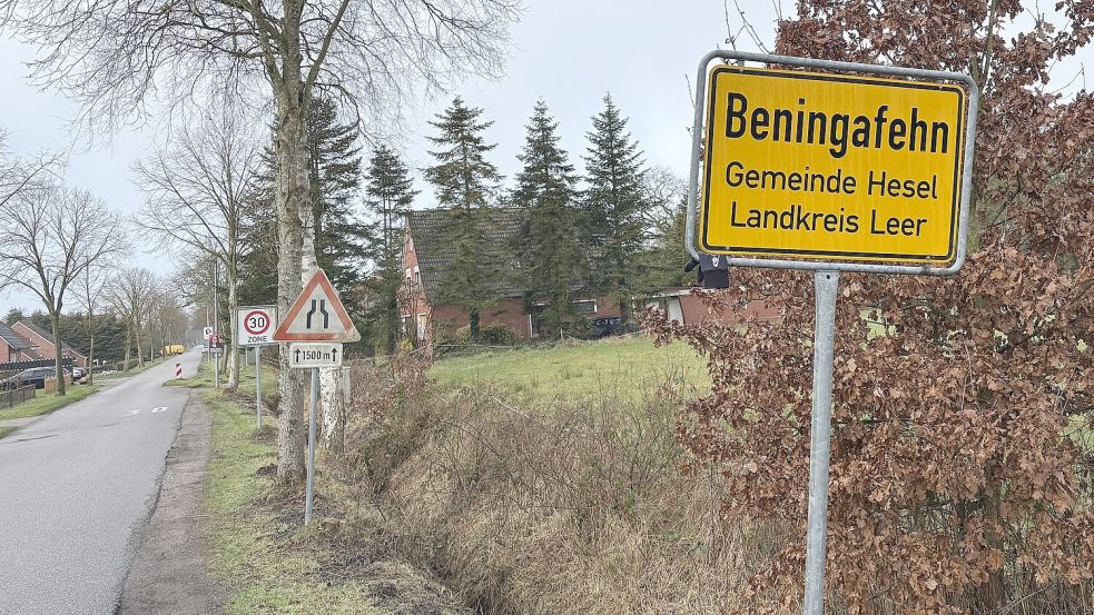 Kurz nach dem Ortsschild Beningafehn (aus Richtung Stikelkamper Straße) folgt die Ausschilderung der Tempo-30-Zone. Foto: Löschen