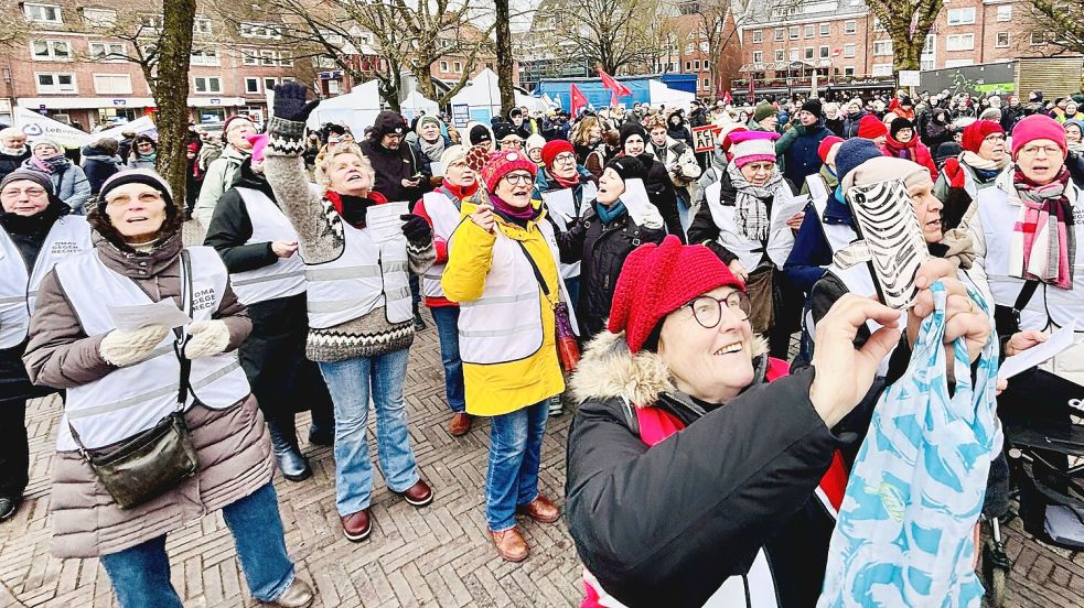 Alle Blicke zum Ratshausturm: Gerade wird das Banner entrollt. Foto: Ortgies