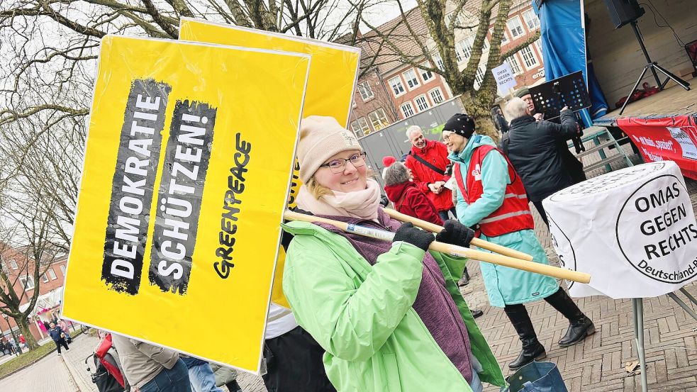 Diese Schilder gehen immer: die Vertreterin von Greenpeace. Im Hintergrund Martin Dirks von der BI. Foto: Ortgies