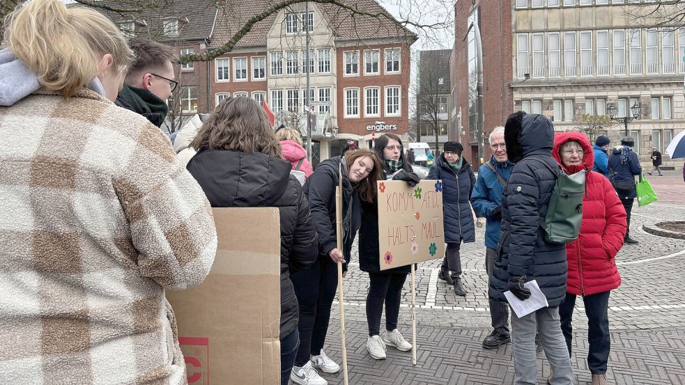 Verabredet zum Demonstrieren: Überall trafen Bekannte aufeinander. Foto: Schuurman